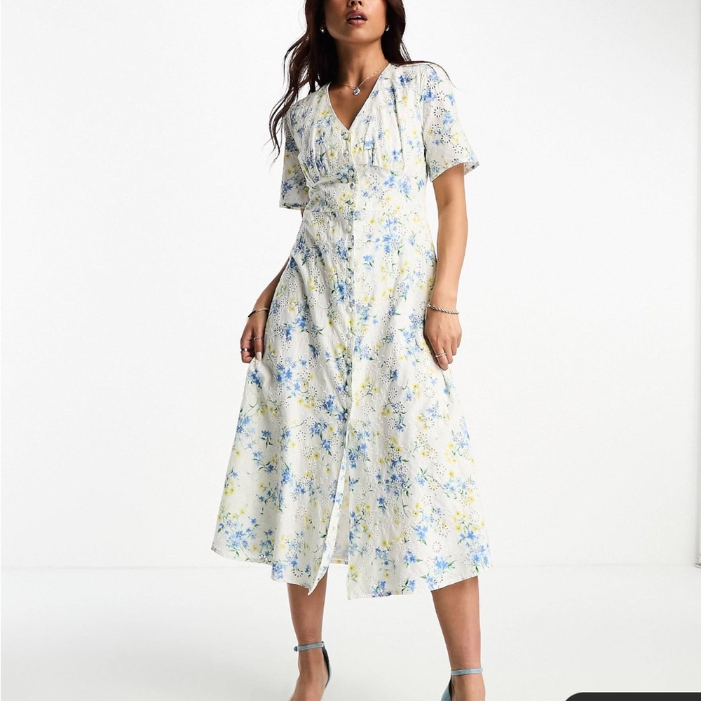 Nobody’s Child Lace Floral dress w/ stretchband waist.